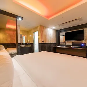  Hotel Signature